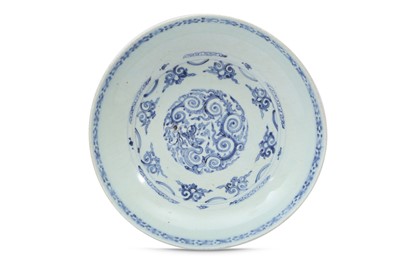 Lot 254 - AN EXTREMELY RARE CHINESE BLUE AND WHITE 'DRAGON' DISH.