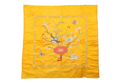 Lot 385 - A CHINESE YELLOW-GROUND EMBROIDERED SILK CUSHION COVER.