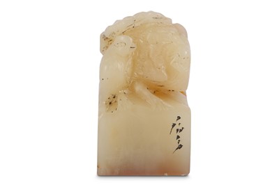 Lot 539 - A SMALL CHINESE HARDSTONE 'QUAILS' SEAL.