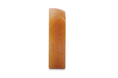Lot 538 - A CHINESE YELLOW HARDSTONE SEAL.