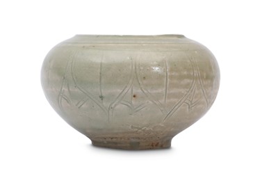 Lot 664 - A SMALL CHINESE YAOZHOU 'LOTUS' JAR.
