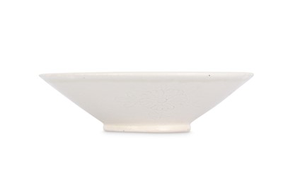 Lot 569 - A CHINESE CREAM-GLAZED BISCUIT 'BIRD' BOWL.