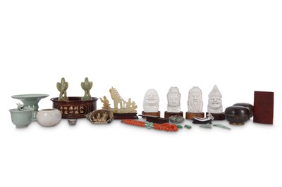 Lot 742 - λ A SMALL COLLECTION OF CHINESE OBJECTS.