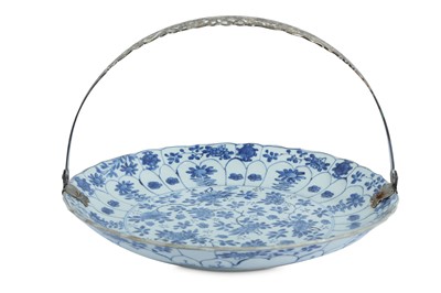 Lot 428 - A CHINESE BLUE AND WHITE FLORAL DISH.