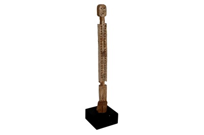 Lot 601 - AN AFRICAN BOUNDARY MARKER OR SENTINEL, FIRST HALF OF THE 20TH CENTURY