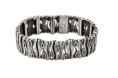 Lot 43 - A 1970'S FLEXIBLE SILVER LINK BRACELET