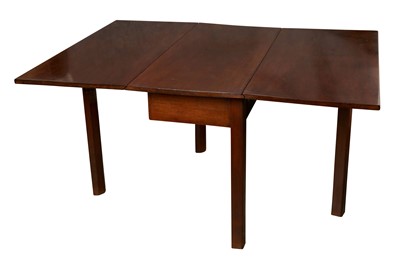 Lot 152 - A GEORGE III MAHOGANY DROP LEAF DINING TABLE