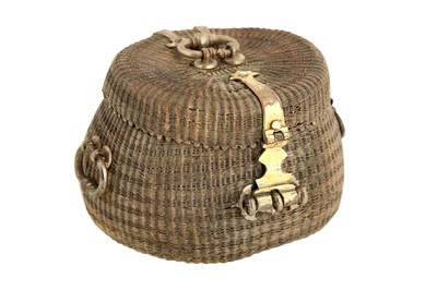 Lot 151 - AN UNUSUAL MINIATURE WOVEN BRASS WIRE JEWELLERY BASKET (VEL PETTIYA)