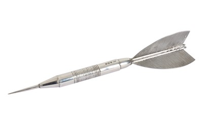 Lot 1 - A GEORGE VI STERLING SILVER DART, BIRMINGHAM 1938, BY DEAKIN & FRANCIS LTD