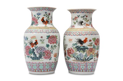 Lot 562 - A PAIR OF CHINESE FAMILLE ROSE 'COCKERELS' VASES.