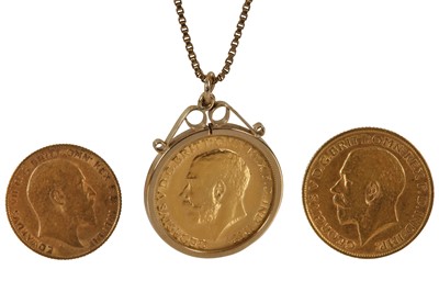 Lot 58 - A SOVEREIGN PENDANT NECKLACE AND TWO FURTHER COINS
