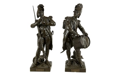 Lot 147 - HENRY ETIENNE DUMAIGE (FRENCH, 1830-1888): A PAIR OF BRONZE FIGURES OF SOLDIERS 'AVANT LE COMBAT' AND 'APRES LE COMBAT'