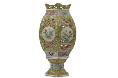Lot 433 - A YELLOW GROUND FAMILLE ROSE LANTERN.