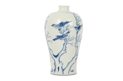 Lot 749 - A CHINESE BLUE AND WHITE 'BIRDS' VASE, MEIPING.