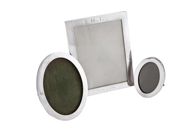 Lot 75 - A graduated pair of George V sterling silver photograph frames, Birmingham 1914/21 by E Mander & Son