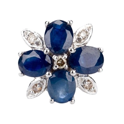 Lot 64 - A SAPPHIRE AND DIAMOND DRESS RING