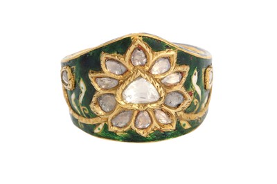 Lot 117 - A POLKI DIAMOND-ENCRUSTED AND POLYCHROME-ENAMELLED GOLD ARCHER RING