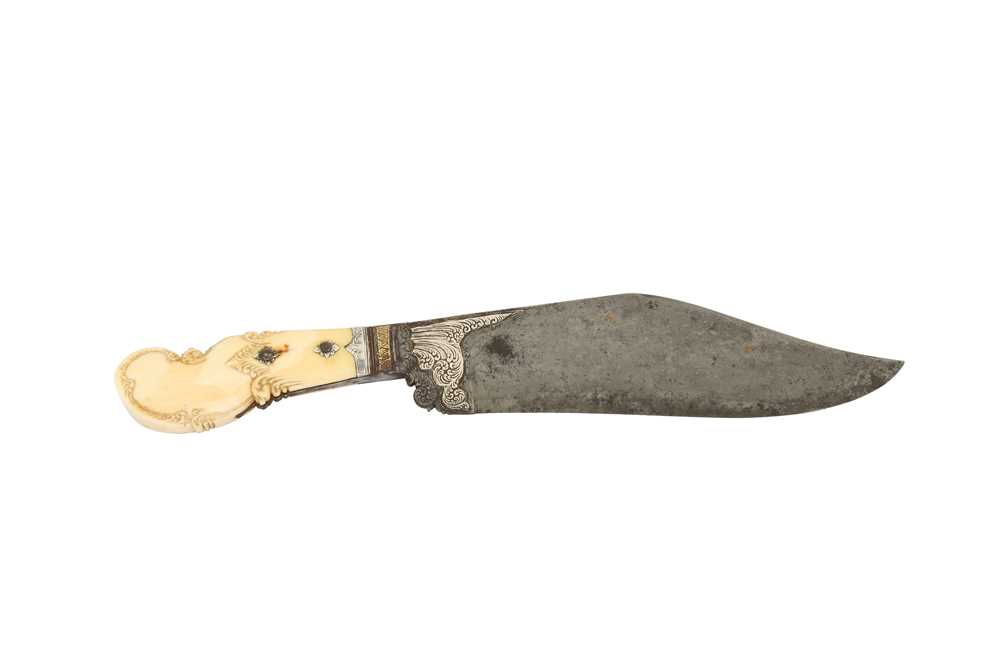 Lot 137 - λ AN IVORY-HILTED SINHALESE DAGGER (PIHA KAETTA)
