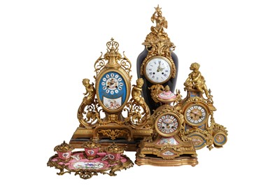 Lot 189 - A 19TH CENTURY FRENCH GILT BRONZE AND PORCELAIN MANTEL CLOCK