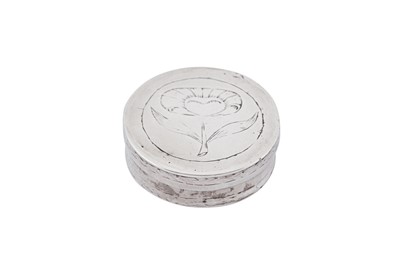 Lot 106 - A William and Mary unmarked silver patch box, circa 1690
