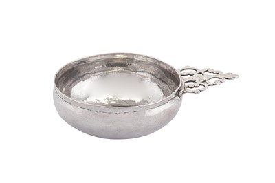 Lot 447 - A Queen Anne Britannia standard silver single handled porringer, London 1706 by John East (reg. 23rd April 1697)