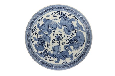 Lot 188 - A LARGE CHINESE CIRCULAR BLUE AND WHITE 'LION DOGS' PLAQUE.