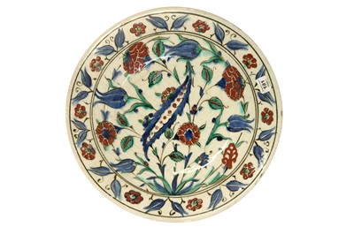 Lot 62 - A LARGE IZNIK POTTERY DISH WITH FLORAL DECORATION