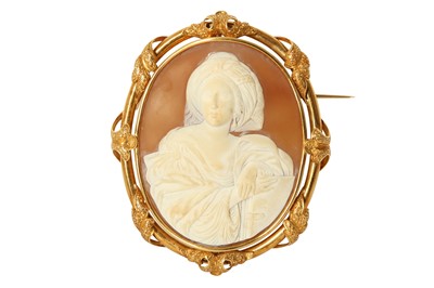 Lot 109 - AN ORIENTALIST AGATE CAMEO BROOCH WITH SULTANA