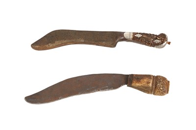 Lot 132 - λ TWO SINHALESE PIHA KAETTAS DAGGERS