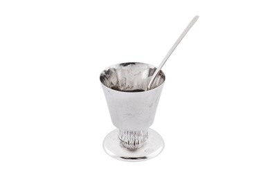 Lot 277 - An Elizabeth II modernist sterling silver egg cup, London 1990 by Vincent J Ashworth