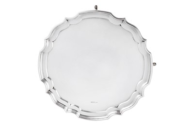 Lot 301 - An Elizabeth II sterling silver salver, Sheffield 1985 by Harris Leon Brown