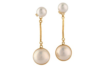 Lot 49 - A pair of cultured pearl and mabé pearl earrings