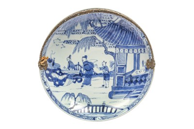 Lot 63 - A CHINESE BLUE AND WHITE FIGURATIVE DISH.