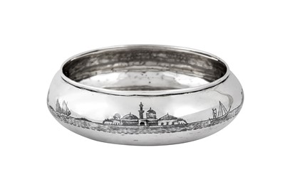 Lot 302 - An early to mid-20th century Iraqi silver and niello bowl, circa 1940