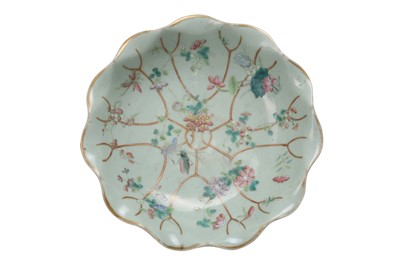 Lot 666 - A CHINESE FAMILLE ROSE 'LOTUS LEAF' STEM BOWL.