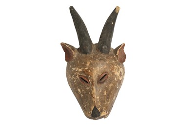 Lot 123 - A 19TH / EARLY 20TH CENTURY CARVED WOOD AFRICAN MASK
