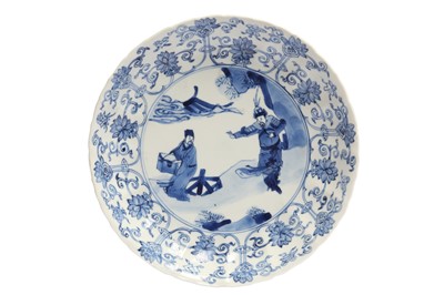 Lot 44 - A CHINESE BLUE AND WHITE 'ROMANCE OF THE THREE KINGDOMS' DISH.