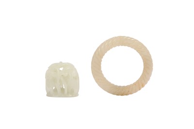 Lot 862 - A CHINESE PALE CELADON JADE HAT FINIAL AND A JADE BANGLE.