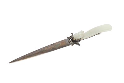 Lot 445 - A CHINESE SILVER-MOUNTED WHITE JADE BELT HOOK.