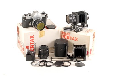Lot 34 - A Pentax SPII Close Up Macro Outfit.