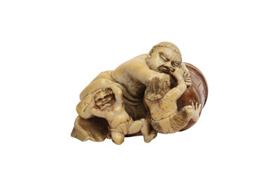 Lot 329 - A MARINE IVORY OKIMONO-STYLE NETSUKE.