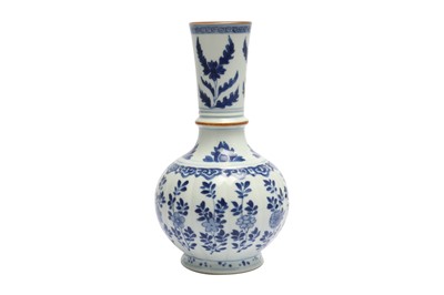 Lot 444 - A CHINESE BLUE AND WHITE HOOKAH BASE.