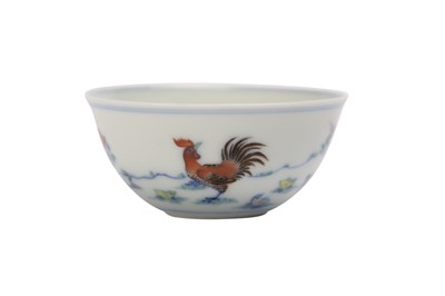Lot 290 - A CHINESE DOUCAI CHICKEN CUP.