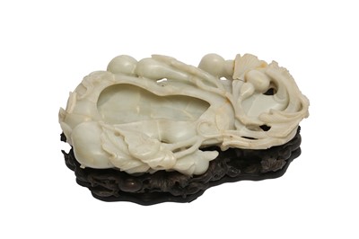 Lot 266 - A CHINESE PALE CELADON JADE 'DOUBLE GOURD' WASHER.