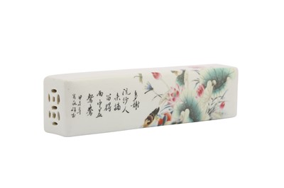 Lot 706 - A CHINESE FAMILLE ROSE 'MANDARIN DUCKS' SCROLL WEIGHT.
