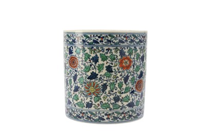 Lot 679 - A CHINESE DOUCAI 'BLOSSOMS' BRUSHPOT, BITONG.
