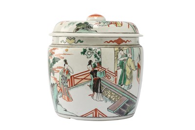 Lot 446 - A CHINESE FAMILLE VERTE JAR AND COVER.