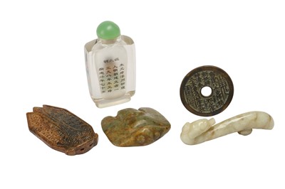Lot 870 - A SMALL GROUP OF CHINESE ITEMS.