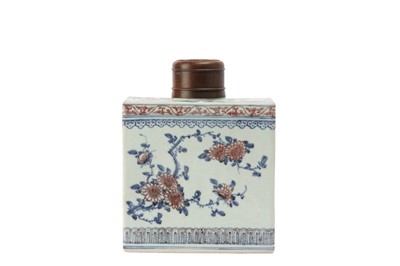 Lot 603 - A CHINESE BLUE AND WHITE AND UNDERGLAZE RED TEA CADDY.