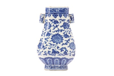 Lot 289 - A CHINESE BLUE AND WHITE ARROW VASE.